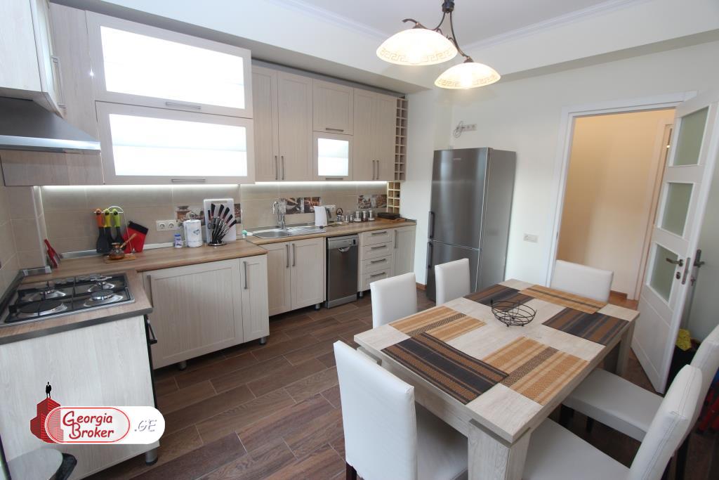 იყიდება ახალი გარემონტებული 5 ოთახიანი ბინა